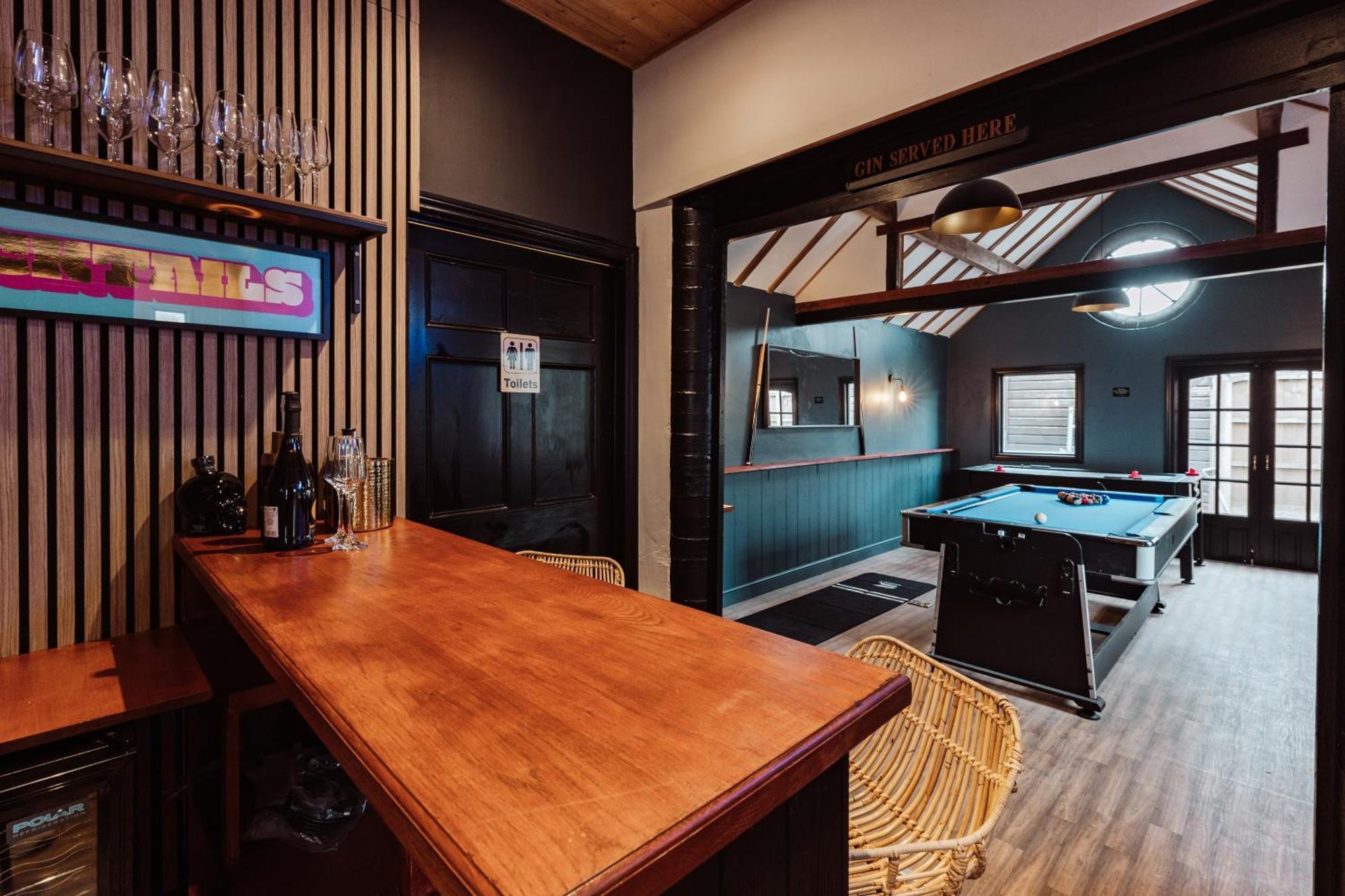 House With A Cinema And Games Room, Sleeps 17 Shrewsbury Extérieur photo
