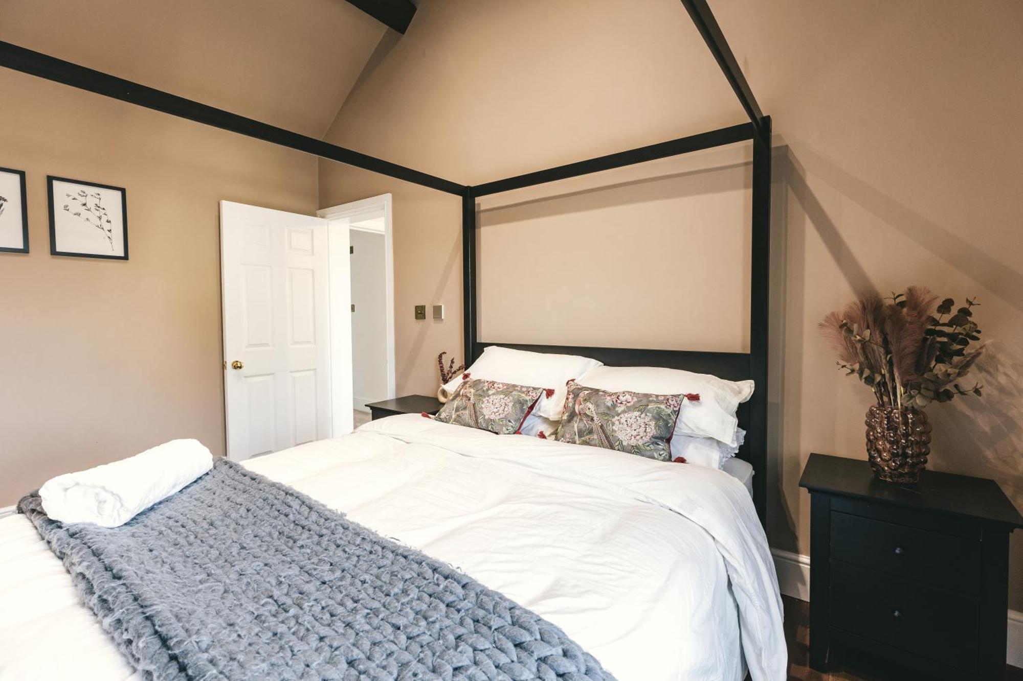 House With A Cinema And Games Room, Sleeps 17 Shrewsbury Extérieur photo