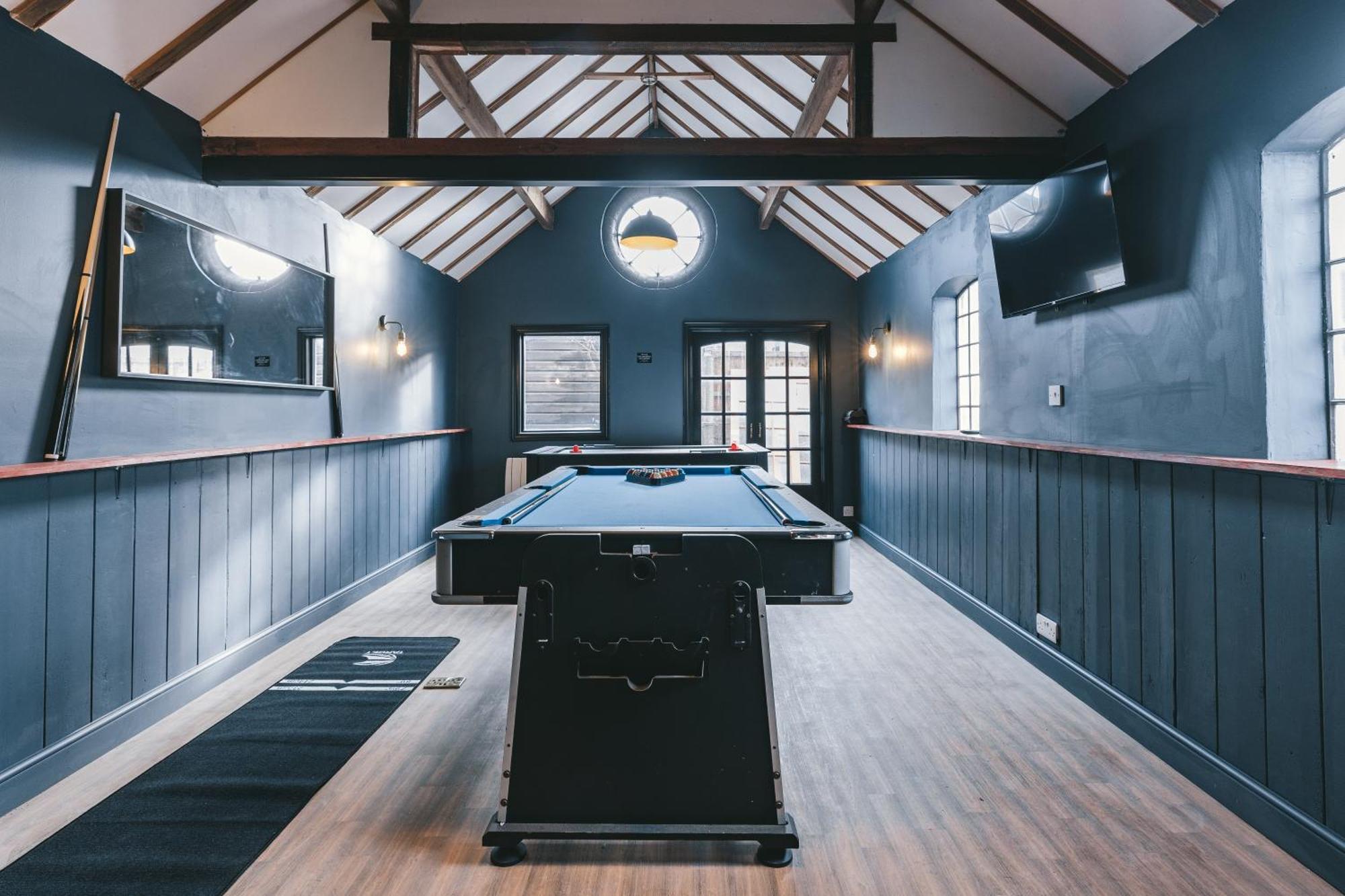House With A Cinema And Games Room, Sleeps 17 Shrewsbury Extérieur photo